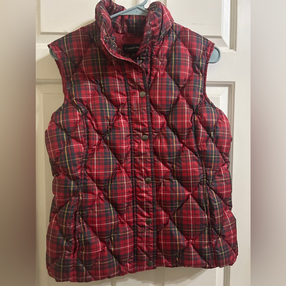 ❤️💚🖤Super cute holiday patterned puffer vest!❤️💚🖤